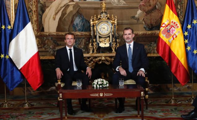 Su Majestad el Rey al inicio del encuentro con el presidente de la República Francesa, Emmanuel Macron