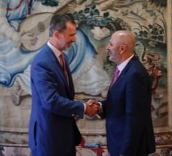 Su Majestad el Rey recibe el saludo del presidente del Consell de Mallorca, Miquel Ensenyat Riutort
