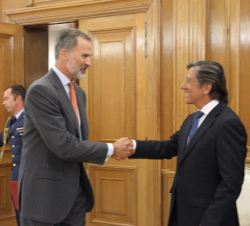 Su Majestad el Rey recibe el saludo del presidente de la Junta Directiva de la Sociedad Geográfica Española, Pío Cabanillas Alonso