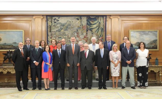 Su Majestad el Rey acompañado de la Junta Directiva de la Sociedad Geográfica Española