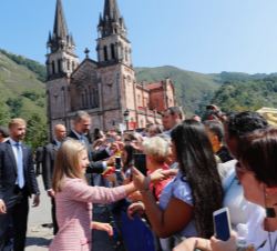 Su Alteza Real la Infanta Doña Sofía recibe el cariño del público asistente en la plaza de la Basílica
