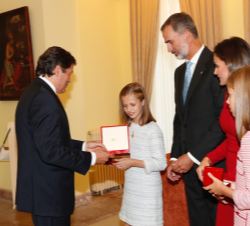 El presidente del Principado de Asturias entrega sendos obsequios a Sus Altezas Reales la Princesa de Asturias y la Infanta Doña Sofía