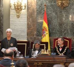 Su Majestad el Rey durante la intervención de la fiscal general del Estado, María José Segarra