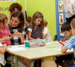 Doña Letizia con los alumnos de Infantil