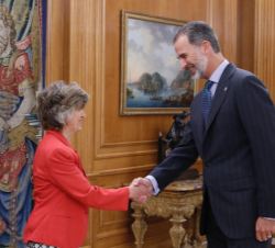 Su Majestad el Rey recibe el saludo de la ministra de Sanidad, Consumo y Bienestar Social, María Luisa Carcedo Roces, tras prometer su cargo