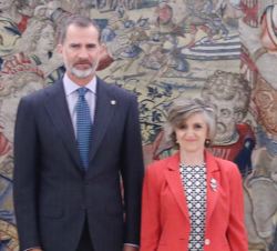 Su Majestad el Rey junto a la ministra de Sanidad, Consumo y Bienestar Social, María Luisa Carcedo Roces