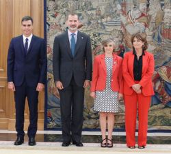 Su Majestad el Rey junto al presidente del Gobierno, Pedro Sánchez Castejón; la ministra de Justicia, Dolores Delgado, y la ministra de Sanidad, Consu