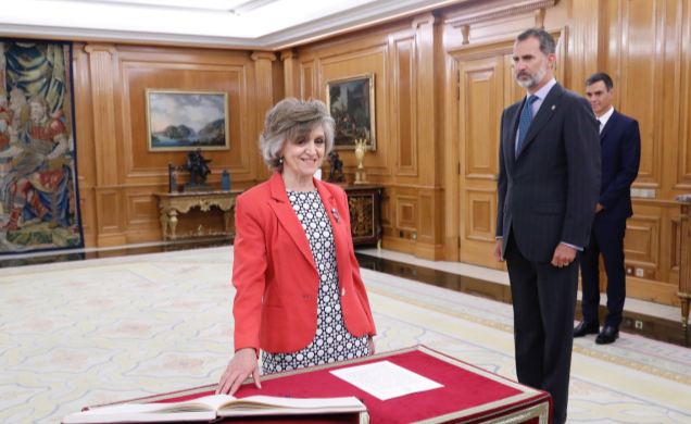 Su Majestad el Rey durante el acto de promesa del cargo del nuevo miembro del Gobierno, la ministra de Sanidad, Consumo y Bienestar Social, María Luis