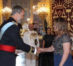 Su Majestad el Rey recibe la Carta Credencial de manos de la embajadora de Australia, Julie-Ann Guivarra