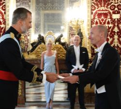 Su Majestad el Rey recibe la Carta Credencial de manos del embajador del Reino de Dinamarca, Jens August Kisling