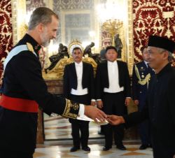 Su Majestad el Rey recibe la Carta Credencial de manos del embajador de la República de Indonesia, Hermono Hermono
