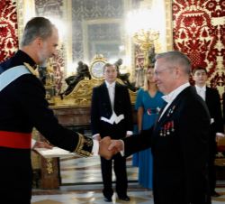 Su Majestad el Rey recibe la Carta Credencial de manos del embajador de la República de Kasajstán, Konstantin Zhigalov