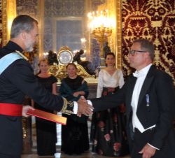 Su Majestad el Rey recibe la Carta Credencial de manos del embajador de la República Checa, Ivan Jancarek