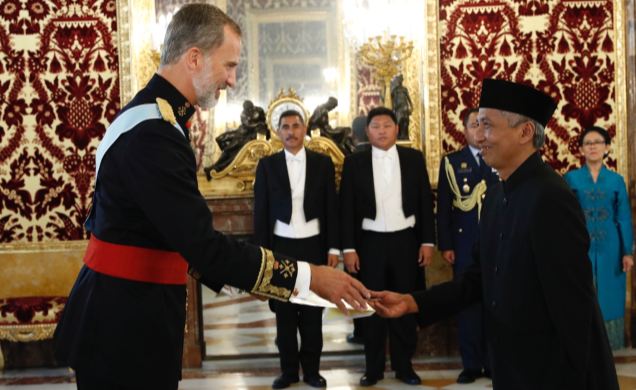 Su Majestad el Rey recibe la Carta Credencial de manos del embajador de la República de Indonesia, Hermono Hermono