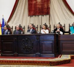 Sus Majestades los Reyes en la mesa presidencial junto a las personalidades asistentes