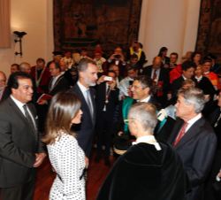 Don Felipe y Doña Letizia conversan con las personalidades asistentes al acto