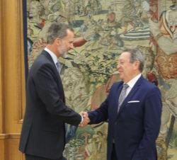 Majestad el Rey recibe el saludo de Vinicio Cerezo secretario general del Sistema de la Integración Centroamericana, SICA