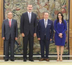 Su Majestad el Rey acompañado por Vinicio Cerezo secretario general del SICA; su jefa de Gabinete, Olinda Salguero; y el Secretario de Estado de Coope