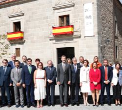 Su Majestad el Rey junto a los alcaldes del Grupo de Ciudades Patrimonio de la Humanidad de España