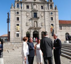 Don Felipe conversa con las autoridades frente al la fachada del Convento-Casa Natal de Santa Teresa de Jesús