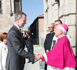 Su Majeastad el Rey recibe el saludo del obispo de Ávila, Jesús García Burillo