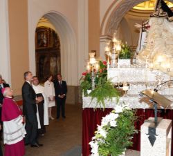 Su Majestad el Rey en el interior del Convento observa la imagen de Santa Teresa