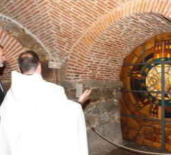 Don Felipe durante la vista junto al padre prior del Convento-Casa Natal de Santa Teresa de Jesús, David Jiménez, comtempla una de las vidrieras