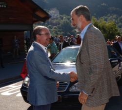 Su Majestad el Rey recibe el saludo del presidente de Aragón y presidente de turno del Parque Nacional de Ordesa y Monte Perdido, Francisco Javier Lam
