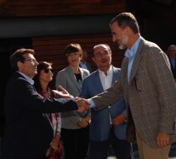 Su Majestad el Rey recibe el saludo del alcalde de Torla-Ordesa, Miguel Villacampa