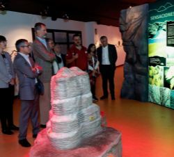 Su Majestad el Rey recibe unas explicaciones sobre la exposición del Centro de Visitantes