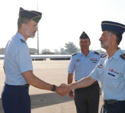 Su Majestad el Rey recibe el saludo del jefe de la Base Aérea de Morón y jefe del ALA 11, coronel Carlos Pérez Martín, en presencia del el jefe de Est
