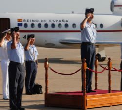 Su Majestad el Rey durante la interpretación del Himno Nacional, a su llegada a la Base Aérea de Morón