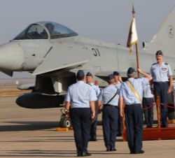 Su Majestad el Rey recibe Honores de Ordenanza, a su llegada a la Base Aérea de Morón