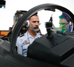 Su Majestad el Rey en el Simulador de Vuelo del Eurofighter 