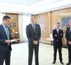 Su Majestad el Rey conversa con el presidente de la ANEFHOP, Vidal Medié Santiago, y los demás miembros de la Junta Directiva