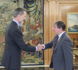 Su Majestad el Rey recibe el saludo del director de la Fundación Carolina, José Antonio Sanahuja