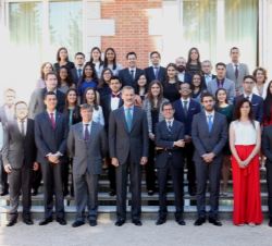 Don Felipe junto a a los participantes en la XV edición del programa de jóvenes líderes iberoamericanos de la Fundación Carolina