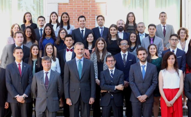 Foto de grupo de Su Majestad el Rey con los participantes en la XV edición del programa de jóvenes líderes iberoamericanos de la Fundación Carolina