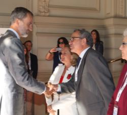Su Majestad el Rey recibe el saludo del presidente del Grupo Prisa, Manuel Polanco