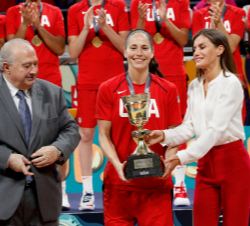 Su Majestad la Reina hace entrega a la capitana del equipo de Estados Unidos, Sue Bird, del trofeo que les acredita como campeonas de la Copa del Mund