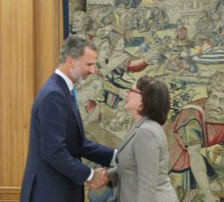 Su Majestad el Rey recibe el saludo de la Secretaria General Iberoamericana, Rebeca Grynspan