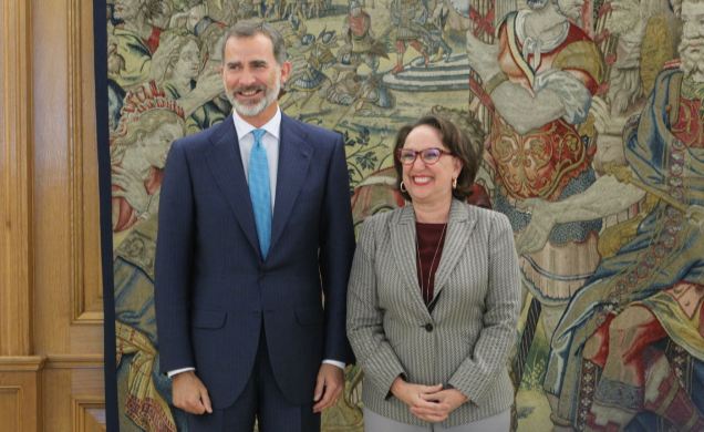Su Majestad el Rey acompañado de la Secretaria General Iberoamericana, Rebeca Grynspan