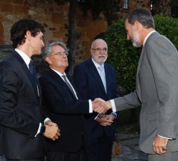 Su Majestad el Rey, a su llegada, recibe el saludo del delegado del Gobierno en la Comunidad Autónoma del País Vasco, Jesús Loza; el delegado del Gobi