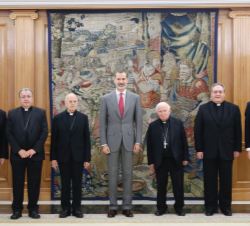 Su Majestad el Rey junto a los representantes de la fundación Pablo VI y de la Conferencia Episcopal Española, con motivo del Congreso “La Igles