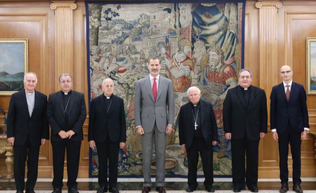 Su Majestad el Rey junto a los representantes de la fundación Pablo VI y de la Conferencia Episcopal Española, con motivo del Congreso “La Iglesia en 