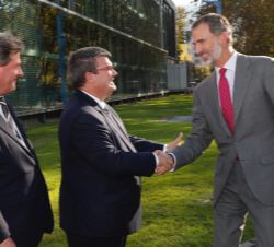 Su Majestad el Rey recibe el saludo del alcalde de Bilbao y presidente de la Fundación Museo de Bellas Artes de Bilbao, Juan María Aburto