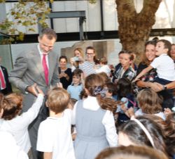 Don Felipe recibe el saludo de unos niños que asistían al Museo de Bellas Artes de Bilbao