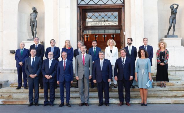 Su Majestad el Rey junto a las autoridades asistentes y miembros del Patronato de la Fundación Museo de Bellas Artes de Bilbao
