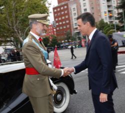 Su Majestad el Rey recibe el saludo del presidente del Gobierno, Pedro Sánchez