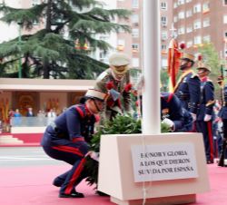 Su Majestad el Rey efectúa la ofrenda de la Corona de Laurel en el homenaje a los que dieron su vida por España